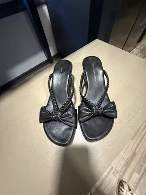 Sandalias de cuña Athena Alexander negras con pajarita Foto 1 de 4