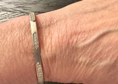 Brazalete con racimos hexagonales de topacio blanco de metal mezclado Jude Frances, tamaño pequeño Foto 1 de 4