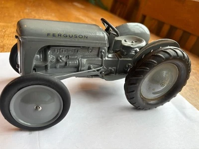Juguete agrícola Ferguson 1948 "T0-20" de Advanced Products en escala 1/12 Foto 1 de 4