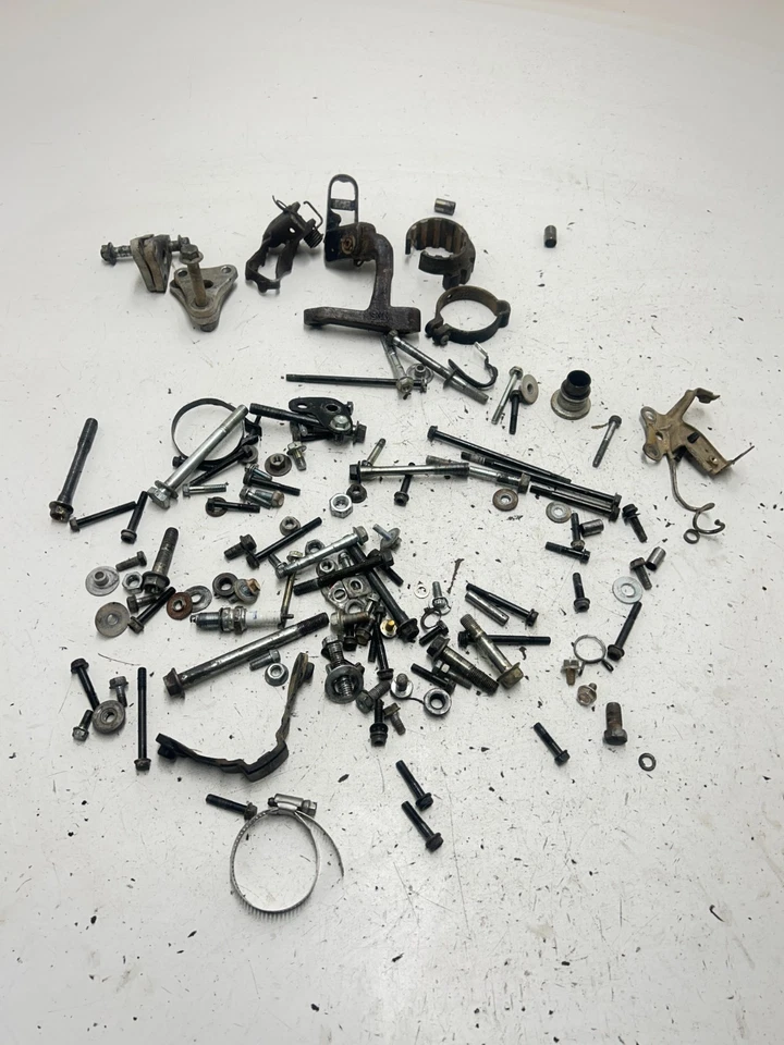 85 1985 Honda XR350R Xr 350 r OEM LOTE PERNO HERRAJES MONTAJE SOPORTE CLAVIJA CORREA Foto 1 de 4