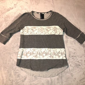 Dolan Sweater Women Small Lace Inset 3/4 Sleeve Floral Embroidered Top Made USA - Picture 1 of 11