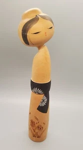 Muñeca de madera arte popular japonés vintage Minazuki Sosaku Kokeshi de Sato Suigai años 70 - Imagen 1 de 8