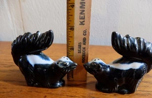 Vintage Rosemeade Friendly Raised Tail Skunks Salt Pepper Shakers 3 Inches Tall - Picture 1 of 11
