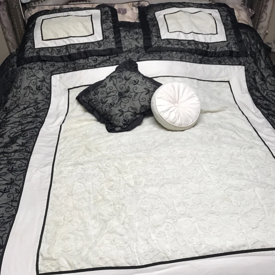 vintage bedding full Comforter Black And Cream 5 Pieces No Bed Skirt  Used - Image 1 of 4