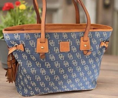 Bolso de hombro retro grande de mezclilla azul con logotipo de Dooney Bourke DB Foto 1 de 4