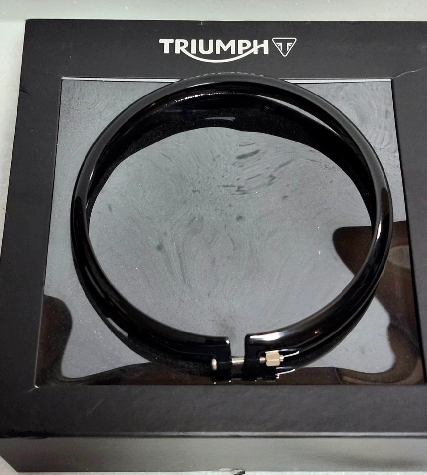 Nuevo anillo de ajuste de faros negro Triumph Bonneville Bobber 2017-2022 OEM # A9830103 Foto 1 de 4