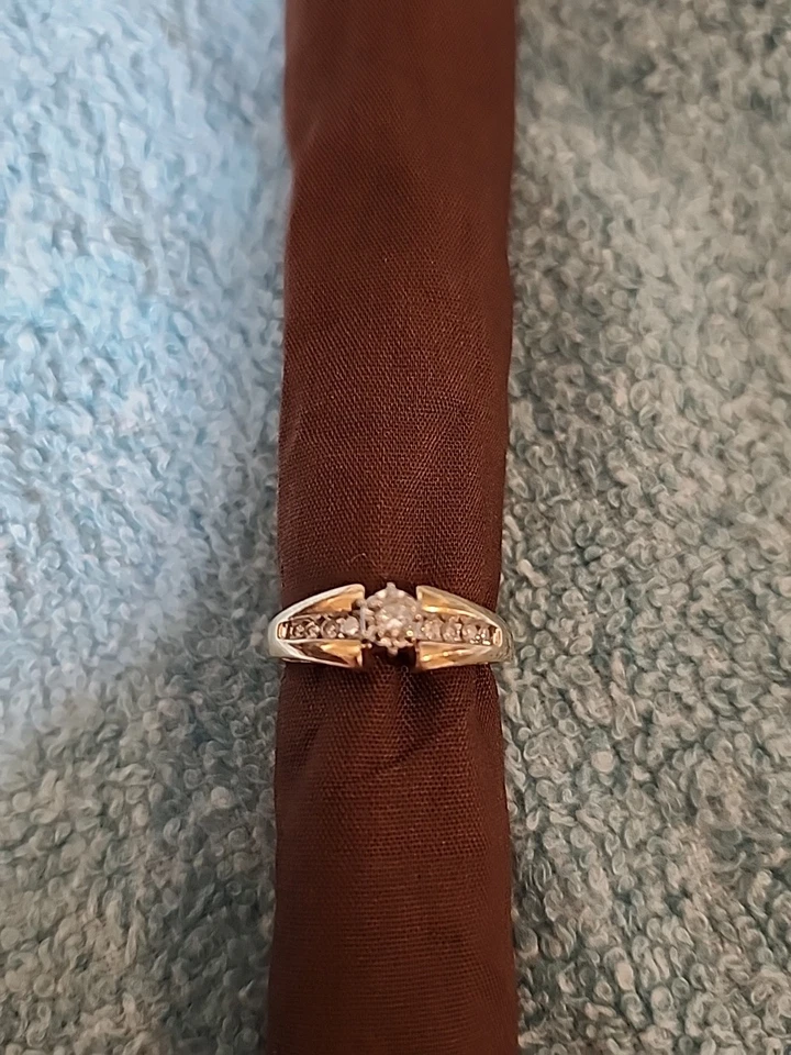 Ouro amarelo 14 quilates com diamantes marca lembrança tamanho 7 - Imagem 1 de 3