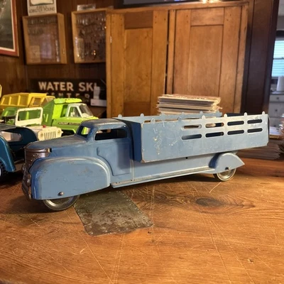 "Camión vintage de 20"" con carrocería de estaca de acero prensado Marx de la década de 1940 - azul - gran forma" Foto 1 de 4