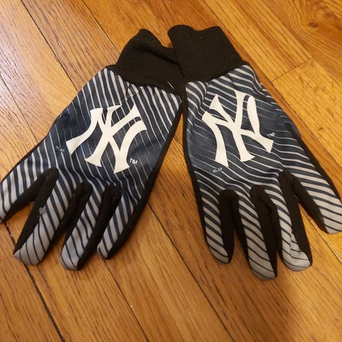 New cozy soft New York YANKEES texting gloves by WINCRAFT One Size Cover