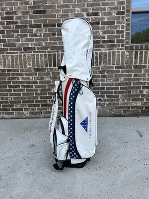 Bolsa de pie de golf Folds of Honor Budweiser 5 vías blanca/azul/roja con cubierta para lluvia Foto 1 de 4