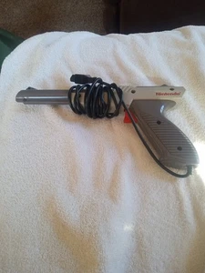 Genuine Nintendo NES Zapper Duck Hunt Gun Authentic NES-005 OEM Original Gray - Picture 1 of 7