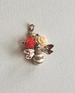 Colgante de plata de ley con rosas y abeja esmaltada - conjunto con circonitas cúbicas - Imagen 1 de 4