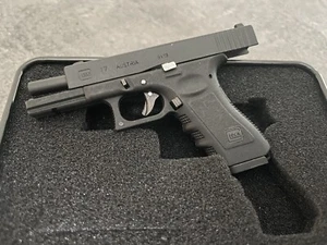 Glock Mini G.17 Gun Schlüsselanhänger 1:3 Model mit 6 Auswurfhülsen. - Bild 1 von 15