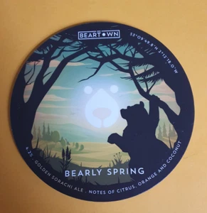 BEARTOWN cervecería BEARLY SPRING cerveza ale real bomba clip insignia frente oso de Cheshire - Imagen 1 de 1