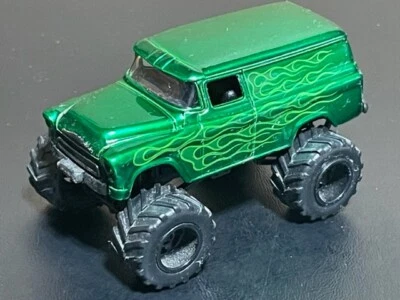 JADA Toys Just Trucks 4x4, Chevy Suburban 1957, verde con llamas, 1/64 Foto 1 de 2