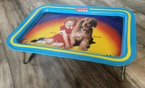 ¡VINTAGE! Annie and Sandy 1981 bandeja de cena/cama de TV de metal estañado patas plegables! 🌟 Usado en excelente estado! - Imagen 1 de 11