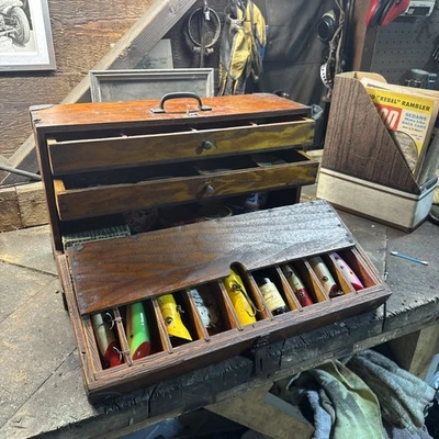Caja de aparejos de madera vintage cargada con señuelos Lucky Louie elegantes señuelos de pesca Heddon Foto 1 de 4