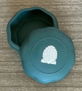 Rare Wedgwood Teal Jasperware Covered Trinket Jewelry Dish Box Seashell Design - Picture 1 of 6