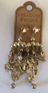 Pendientes colgantes FREEDOM FOUND tono dorado y estrás - Imagen 1 de 3
