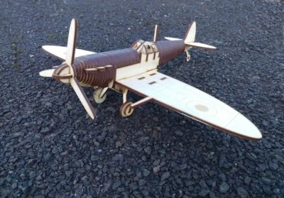 Spitfire Holzhobel Lasercut Holz Bastelflugzeug Bausatz zur Selbstmontage  - Bild 1 von 4