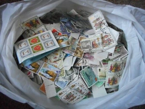 600 Gramm britische Briefmarken vom Papier. - Bild 1 von 1