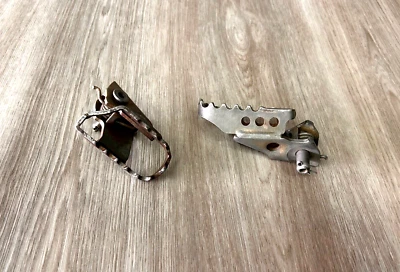 99-06 Yamaha TTR250 OEM estriberas delanteras izquierda y derecha soporte de pedal 00-04 TTR125 Foto 1 de 4