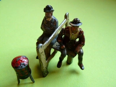 Anciens personnages de ferme - Photo 1/4