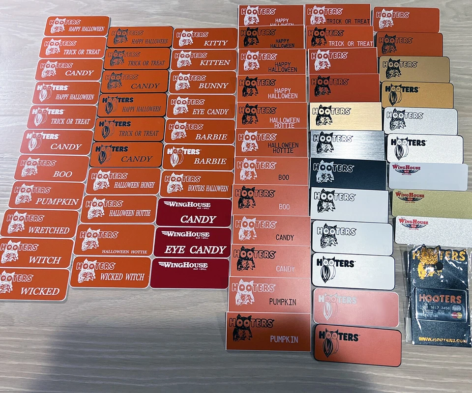 ~ENORME Seleção~ Uniforme HOOTERS Etiqueta de Nome Distintivo de Fantasia de Halloween PICK TAG - Imagem 1 de 1