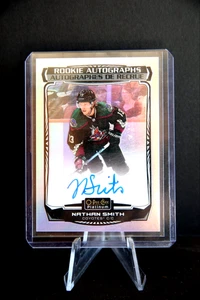 2022-23 O-Pee-Chee Platinum Rookie Autographs #R-NS Nathan Smith - Foto 1 di 2