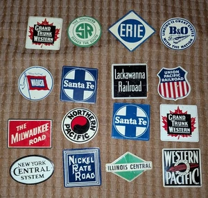 Lote de 16 - Pequeños letreros de placa de identificación de metal Railroaf - Santa Fe, Union Pacific... - Imagen 1 de 3