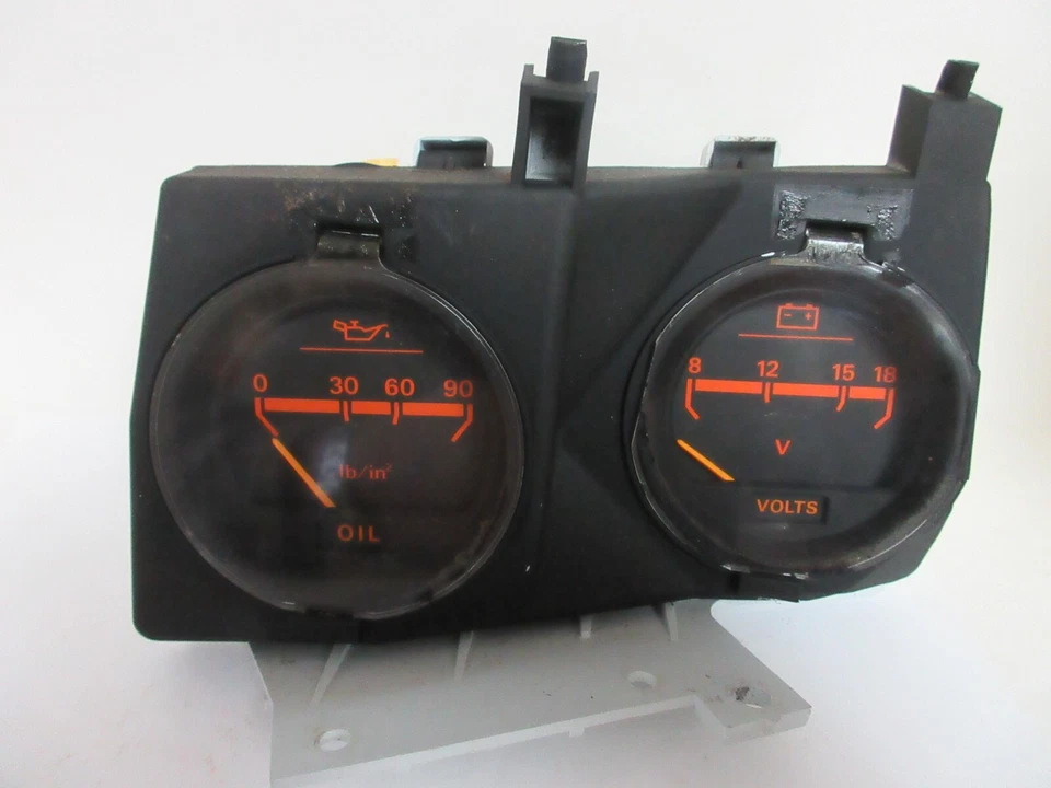 Par de salpicaderos Nissan 1984 a 1986 300ZX medidores de aceite y voltios OEM F Foto 1 de 4