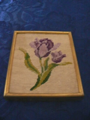 ANCIENNE TAPISSERIE ENCADREMENT BOIS DORE IRIS CANEVAS BRODERIE DEMI POINT  - Photo 1/4