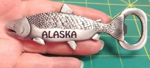 Alaska Flaschenöffner Magnet Zinnoptik Lachs Souvenir Magnet b/o 4 1/4" hoch - Bild 1 von 4