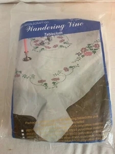 Tovaglia Fairway Needlecraft Wandering Vine punto croce 60 x 80" nuova sigillata - Foto 1 di 4