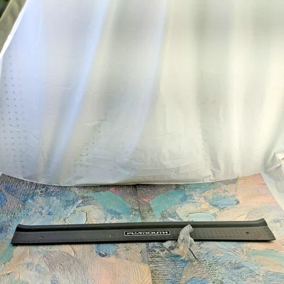 Placa de desgaste de umbral de pasajero Plymouth MB479031 1991-1994 láser RS gris derecho con tornillos Foto 1 de 4