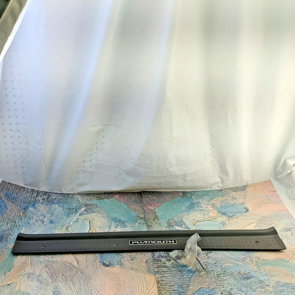 Placa de desgaste de umbral de pasajero Plymouth MB479031 1991-1994 láser RS gris derecho con tornillos Foto 1 de 4