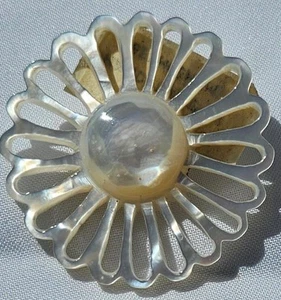 Antiguo Belén Madreperla Tallado Botón Margarita Flor Calado 1 3/8" - Imagen 1 de 1