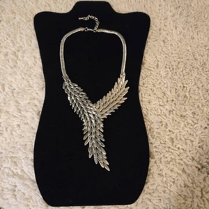 NWOT Silver Wings / Feathers Necklace Statement - Picture 1 of 9