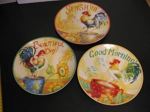 PIER 1 IMPORTS SCHÖNER TAGESTELLER SET MIT 3 HAHNEN UNBENUTZT 8 ZOLL - Bild 1 von 6