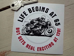 La vida comienza a los 65, ¡pero se vuelve realmente emocionante a los 120! Divertida PEGATINA DE MOTOCICLETA Rápida - Imagen 1 de 1
