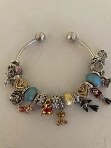 Pandora Moments großer Armreif Armband mit 18 Disney gemischten Charms - Bild 1 von 5