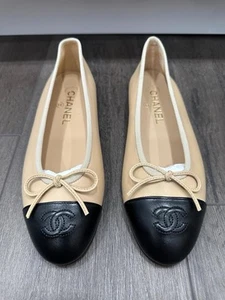 ZAPATOS CLÁSICOS BAILARINA BALLET ZAPATOS PLANOS CUERO BEIGE Y NEGRO CHANEL CC LOGO 37 GORRA - Imagen 1 de 9