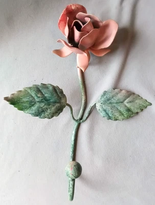 Gancho de pared vintage italiano de metal pintado Toleware rosa Foto 1 de 4