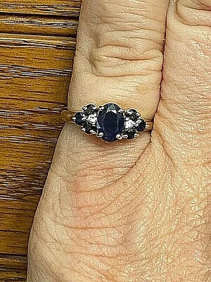 Anillo de oro amarillo de 14K espinela azul con diamantes talla 6 Foto 1 de 4