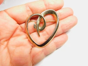 Broche vintage de metal rizado corazón entrelazado en tono dorado - Imagen 1 de 4