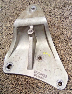 Soporte de montaje de motor GM 2005-09 5,3 L 10306033 LOC-26DG Foto 1 de 4