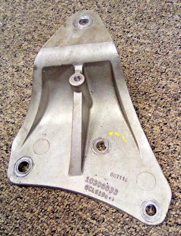 Soporte de montaje de motor GM 2005-09 5,3 L 10306033 LOC-26DG Foto 1 de 4