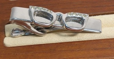 Clip de corbata para gafas Carlton Ridge plateado para hombre y mujer Foto 1 de 4