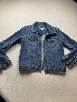 Chaqueta de mezclilla Abercrombie & Fitch para mujer azul medio con tachuelas manga larga recortada Foto 1 de 4