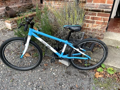 Frog 62 Kids Unisex Bike Ages 8-11 Team Sky 24” Wheels 62cm Frame. - Image 1 of 3